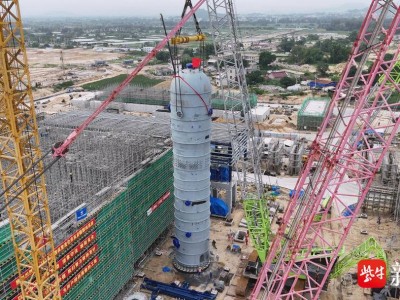 全球首台20万吨级苯胺流化床反应器吊装圆满成功！