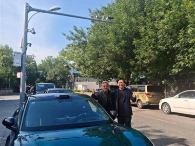 雷军黄仁勋十二年后重逢，小米SU7 Ultra旁同框引热议