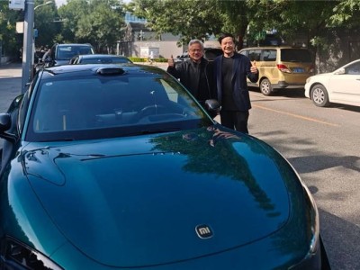 雷军黄仁勋高温天同框，小米SU7前共赞新合作？
