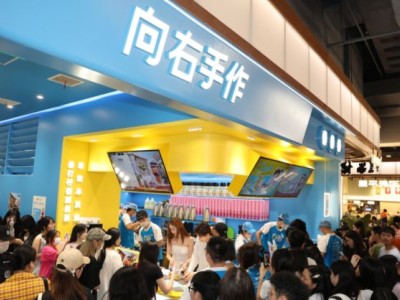 柠檬向右新品牌“向右手作”南京首店开业，引领健康茶饮消费热潮