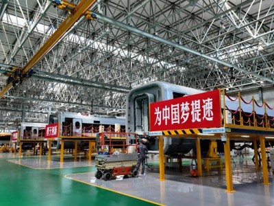 中国高铁新飞跃：450公里时速动车组，智慧产线引领“智造”新时代