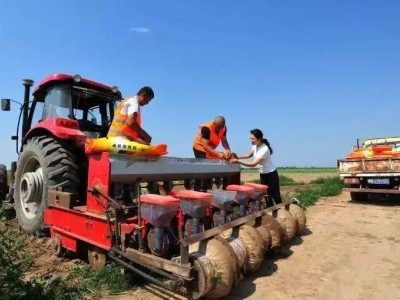 北斗导航助力沧县鑫翰合作社：无人驾驶除草机精准作业不伤苗