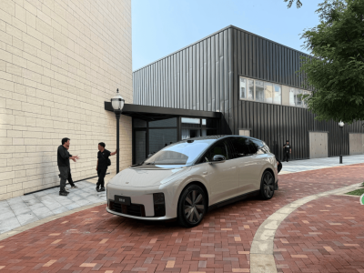 理想i8纯电SUV到店，6座布局+双电机四驱，最高续航达720公里