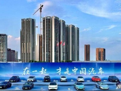 小米SU7塑料电门踏板引热议，新晋造车势力如何平衡安全与成本？
