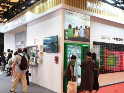 富士胶片P&I SH 2025展：打造机场主题展区，氧气相机等新品亮相