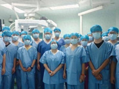 西安交大医学生实践课：亲身体验手术机器人，探索医学未来