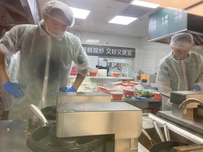 七鲜小厨外卖新模式：机器人炒菜引爆午餐高峰，订单量激增