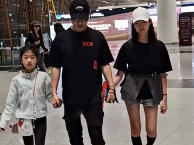汪峰携四子女机场合体，小苹果超模范儿十足，三姐妹性格迥异引关注！