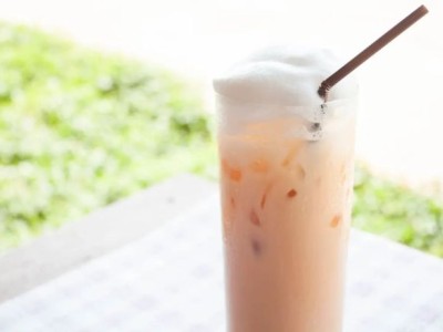 香飘飘转型之路：从冲泡奶茶到即饮茶，如何应对茶饮市场竞争？