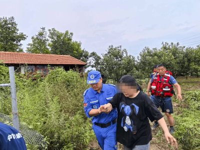 天津蓟州山洪肆虐，救援人员生死营救：抱树求生两人获救，52人阁楼待援