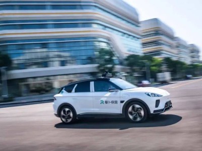 AI竞赛新篇章：以“超级有用”应用为王