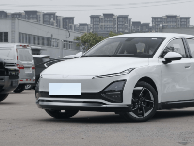 五菱星光与小鹏M03大比拼：实用舒适VS科技动感，哪款更适合你？