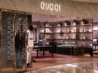 Gucci业绩滑坡，上半年收入跌26%关店18家，开云集团如何应对？