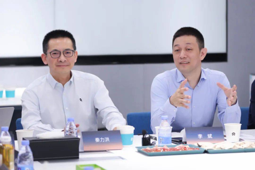 蔚来汽车联合创始人、总裁秦力洪（左）蔚来汽车创始人、董事长兼CEO李斌（右）
