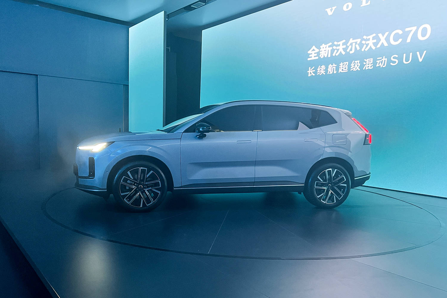 全新沃尔沃XC70车身侧面设计