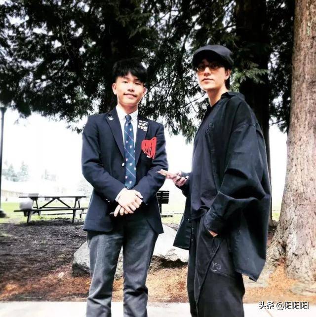陈坤与儿子陈尊佑合照