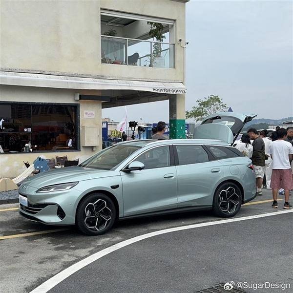 比亚迪海豹06旅行版车身侧面