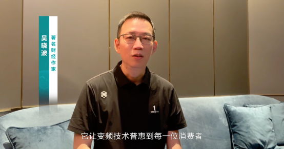 男人在房间里
描述已自动生成