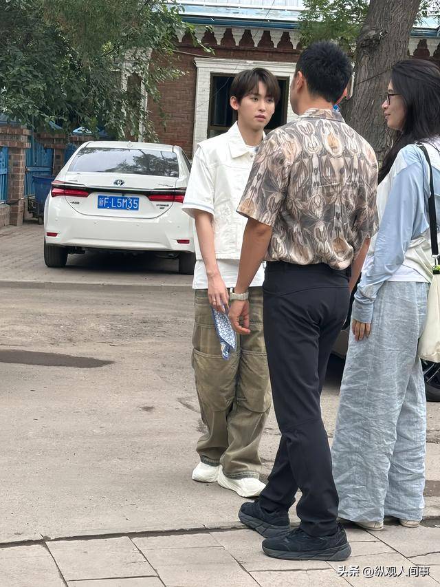 尼格买提与唐九洲站在一起