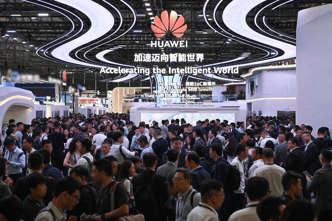 2025 MWC 上海华为N1展区