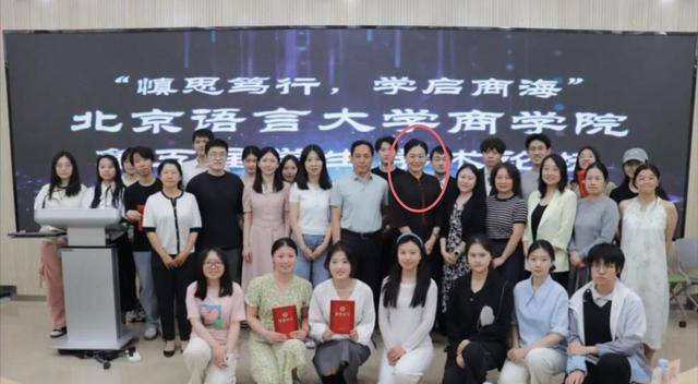 张爱玲教授与学生合影