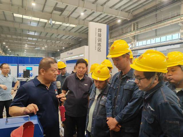 师生们与工匠交流