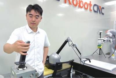 张桀馨操作机器人