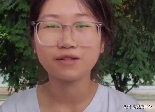 刘燕沐浴着夕阳，坚定地走在回家的路上