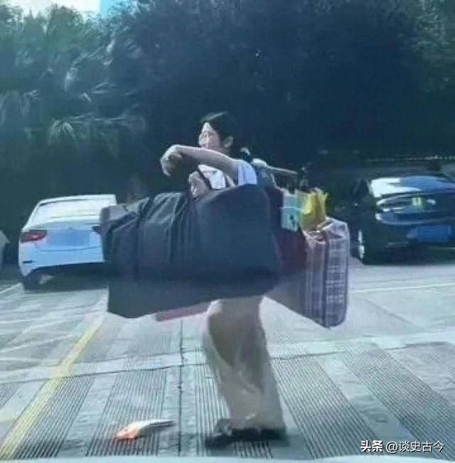 扁担女孩独自挑起行李回家
