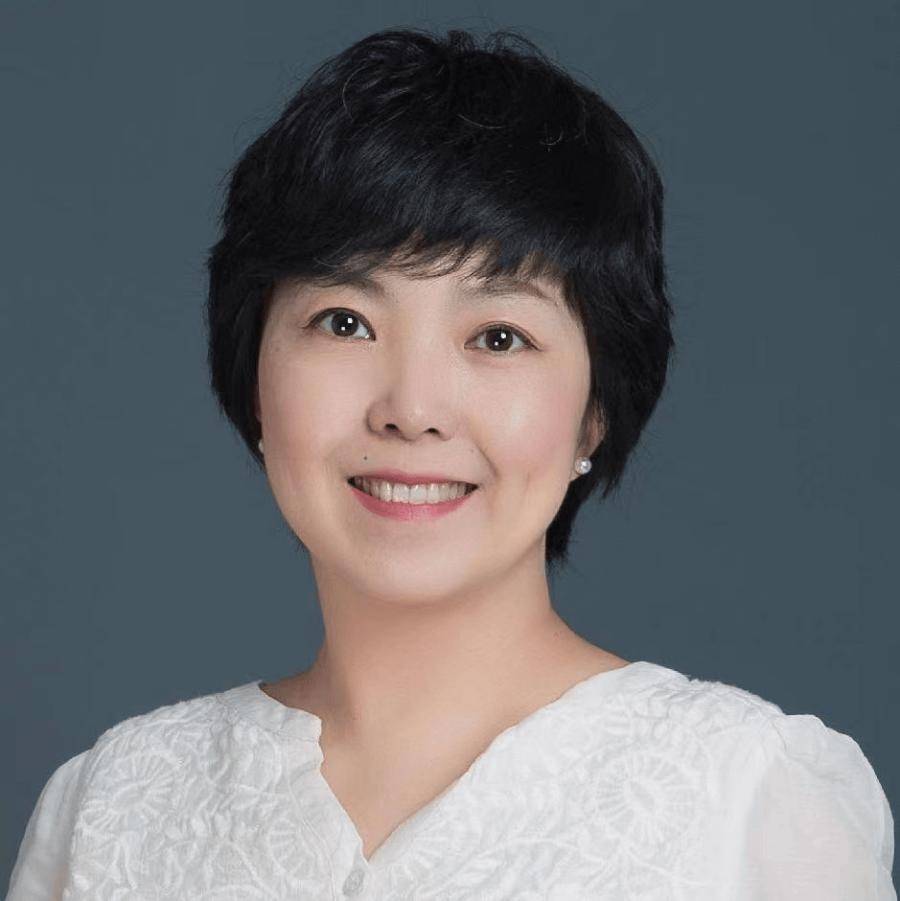 Nina与孩子们互动