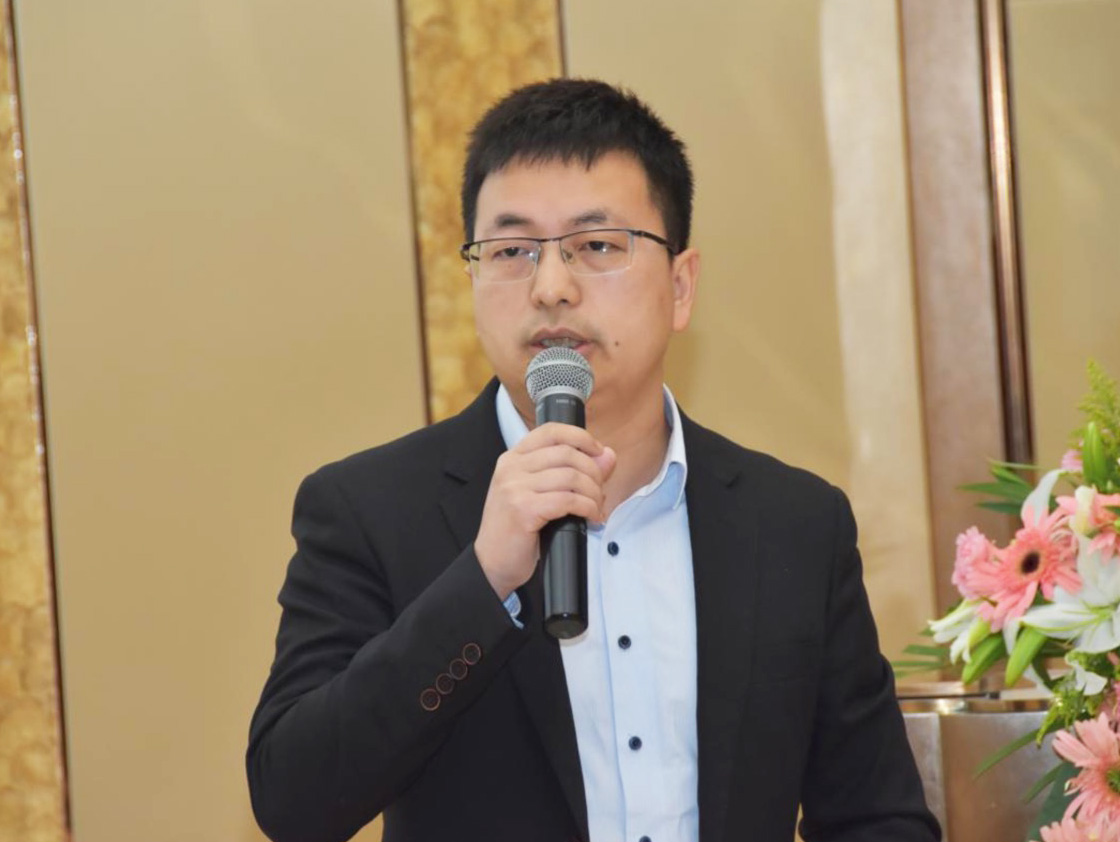 穿着西装笔挺的男子手里拿着手机的男人
中度可信度描述已自动生成
