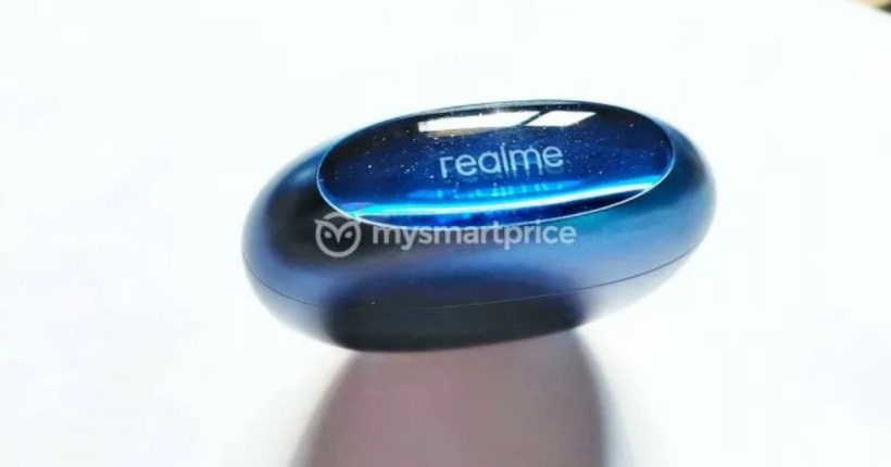 充电盒顶部特写,透明蓝色,印有realme