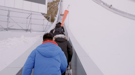 穿滑雪装备的人在雪地上
中度可信度描述已自动生成