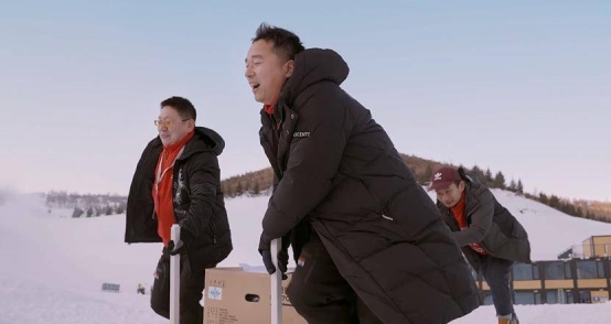 男人站在雪地上
描述已自动生成
