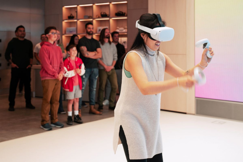 使用 Meta Quest 2 头戴式设备(原 Oculus Quest 2)的女性