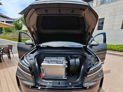 30万预算买纯电大三排SUV，乐道L90与理想i8谁更值得选？