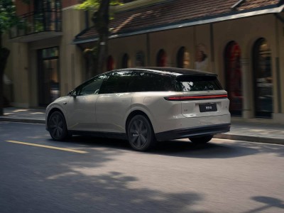 电动车高速“慢跑”真相：能耗与智驾机制下的主动限速