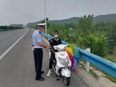高速上演惊险一幕：青年骑电动车逆行，交警及时拦停化险为夷
