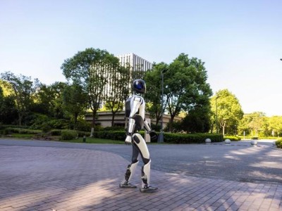 智元远征A2人形机器人高温Citywalk挑战成功，开启商业化新篇章