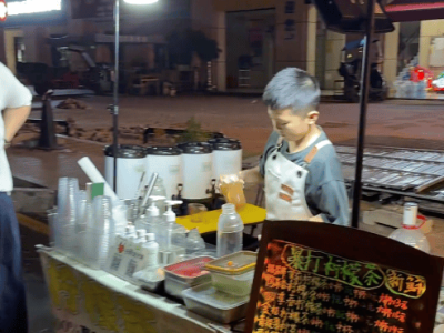 11岁少年街头摆摊卖奶茶，自制茶饮月赚三千，如何培养小小理财家？