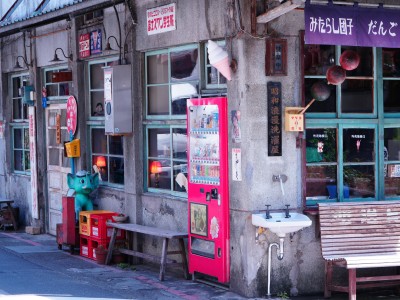 王鹤棣父亲油炸串串店：从低谷到火爆，明星儿子的意外助力！