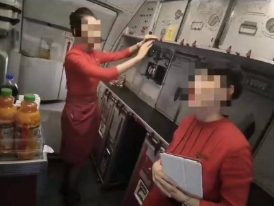 川航白金卡旅客要求亲自摆餐被拒，乘务长无奈应对，航司正调查