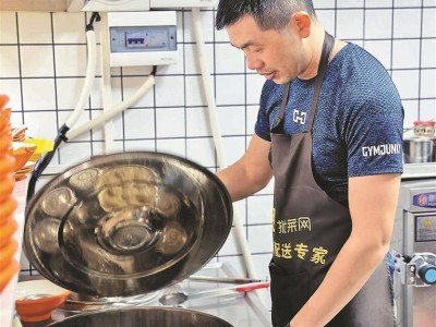 深圳小吃店暖心免单，龙岗团区委接力免忧，初来乍到也温暖！