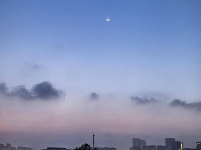 黎明破晓，金星木星伴月共舞天际