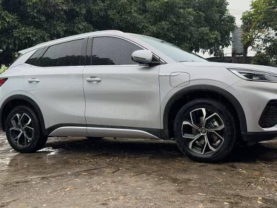 高速行驶，电车油车大不同：续航焦虑VS畅快驾驶体验