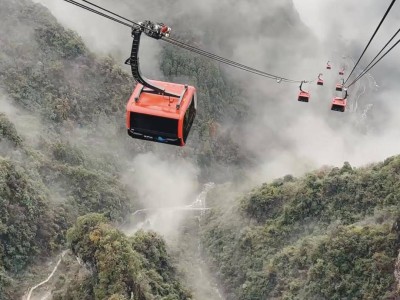 天门山索道故障游客被困两小时，景区迅速应对并退赔