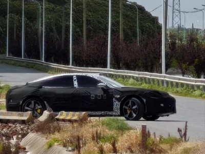小米长轴距版SU7伪装车上路测试，神秘车型引发关注