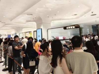 老铺黄金涨价前遭疯抢，北京SKP门店排队盛况空前