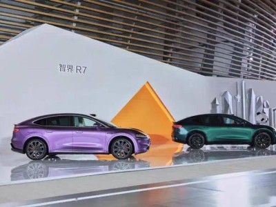 华为鸿蒙智行发布会：问界M8纯电版挑战豪华车市场，BBA地位动摇？