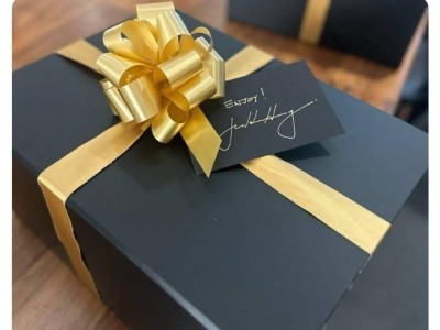 英伟达预告：人形机器人将迎“新大脑”，黄仁勋亲笔签名寄语